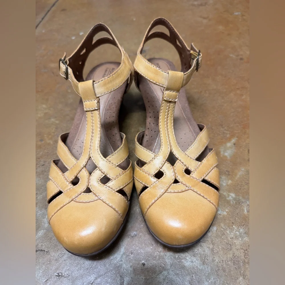 Rockport Cobb Hill Aubrey t strap heels in camel leather size 8